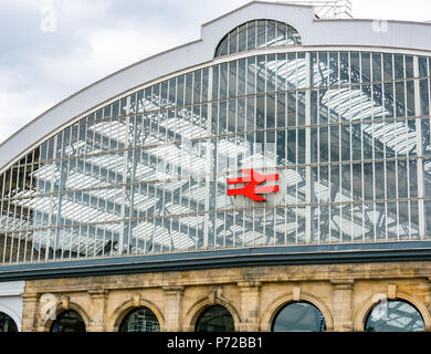 Toit en verre courbé de Liverpool Lime Street gare avec Network Rail symbole, Liverpool, Angleterre, Royaume-Uni Banque D'Images