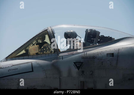 Un pilote de l'US Air Force avec le 354e Escadron expéditionnaire, effectue une vérification avant vol d'un A-10 Thunderbolt II le 11 mai 2017, à la base aérienne d'Incirlik, en Turquie, dans le cadre de l'opération inhérents résoudre. Vérifications avant vol sont réalisées pour s'assurer que l'avion est prêt pour le vol. Banque D'Images