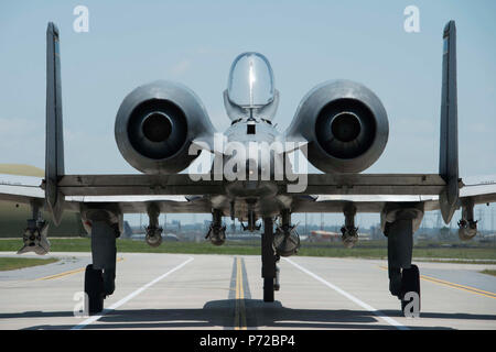 La U.S. Air Force A-10 Thunderbolt II affecté à la 354e Escadron expéditionnaire, taxis 11 mai 2017, à la base aérienne d'Incirlik, en Turquie. La lutte contre les missions en vol sont en appui direct à l'opération inhérents résoudre. Banque D'Images