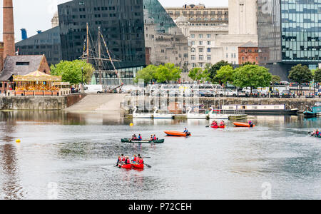 Les enfants dans des canots avec merry go round, bateau pirate et styles d'architecture, mixte, Salthouse Dock, Liverpool, Angleterre, Royaume-Uni Banque D'Images