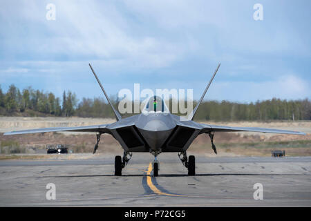 U.S. Air Force Colonel David Abba, le commandant du 3e Groupe d'opérations, 3e Escadre, taxis son F-22 Raptor lors de l'exercice Northern Edge 2017 at Joint Base Elmendorf-Richardson, Alaska, le 11 mai 2017. Avec des participants actifs et de l'US Air Force, l'Armée de terre, Marine Corps, de la Marine et de la Garde côtière, extrémité nord de l'Alaska est le premier ministre de l'exercice commun conçu pour la pratique de la paix et de renforcer l'interopérabilité entre les services. Banque D'Images