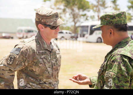 Le capitaine de l'armée américaine Robert McQueen parle d'Armée Philippine Le colonel Lawrence Mina au cours d'une visite à l'appui de Balikatan 2017 au camp de la Cruz dans l'UPI, Gamu, Isabela, le 11 mai 2017. McQueen est un officier des affaires civiles avec le 405e Bataillon des affaires civiles et de Mina est le sous-chef d'état-major adjoint pour la formation et l'éducation, du personnel de l'armée philippine. Balikatan est un américain annuel-exercice militaire bilatérale des Philippines a porté sur une grande variété de missions, y compris l'assistance humanitaire et les secours en cas de catastrophe, le contre-terrorisme et autres opérations militaires conjointes. Banque D'Images