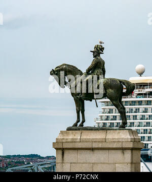 Statue équestre du roi Édouard VII par Sir William Goscombe John avec bateau de croisière amarré, Pier Head, Liverpool, Angleterre, Royaume-Uni Banque D'Images