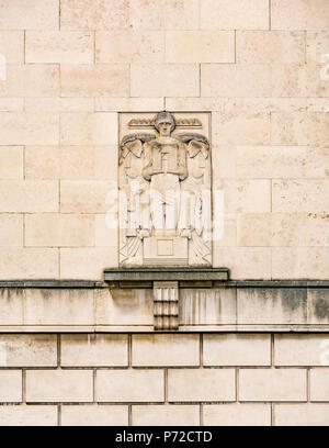 Style Art déco sculpture décorative sur le mur, George de la tour de l'arbre de ventilation Dock, Liverpool, Angleterre, Royaume-Uni Banque D'Images