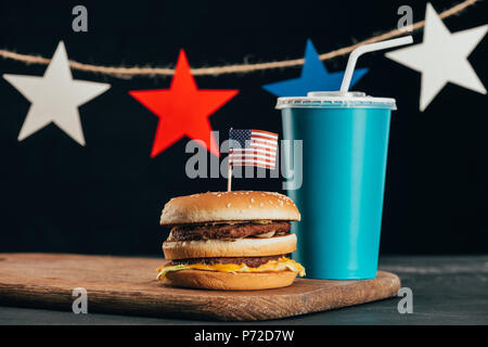 Vue rapprochée de burger avec le drapeau américain et boire de soude, présidents day celebration concept Banque D'Images