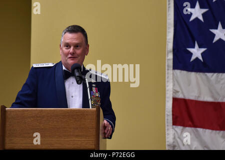 Le lieutenant général Brad Webb, le commandant de l'Air Force Special Operations Command, prend la parole lors de l'AFSOC 2016 aviateurs exceptionnels de l'année banquet à Hurlburt Field, en Floride, le 10 mai 2017. Les lauréats ont visité Hurlburt Field 8 et 9 avant d'être honoré à l'assemblée annuelle tenue le 10 mai banquet pour célébrer leurs réalisations. Banque D'Images