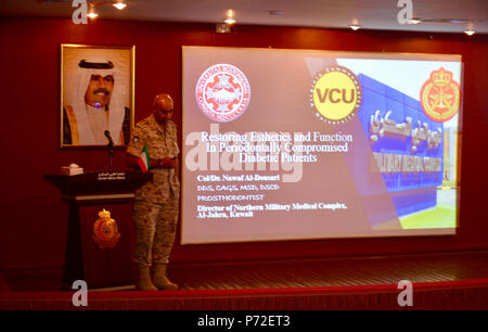 Le colonel Nawaf Al-Dousari, directeur médical de l'hôpital militaire Al-Jahra commence sa présentation dans le cadre d'une série de conférences de formation continue pour les professionnels travaillant à l'hôpital militaire Al-Jahra, 11 mai 2017, la ville de Koweït. ( Banque D'Images