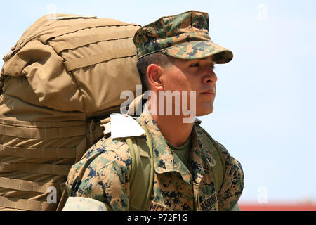 Un carabinier avec Lima Company, l'Équipe de débarquement du bataillon du 3e Bataillon, 5ème Marines, 31e Marine Expeditionary Unit, porte un pack après son arrivée au Camp Hansen, Okinawa, Japon, le 11 mai 2017. BLT 3/5 remplacé BLT 2/5 en tant que motif Élément de combat de la 31e MEU. Comme le Corps des Marines' seulement continuellement de l'avant-unité déployée, la 31e MEU-air-sol de l'équipe logistique fournit une force flexible, prêt à réaliser une vaste gamme d'opérations militaires, de combat limitée aux opérations d'aide humanitaire, tout au long de l'Indo-Asia-région du Pacifique. Banque D'Images