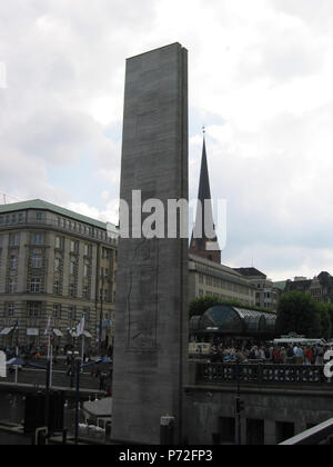 . Une mère de famille en deuil . Anglais : le mémorial de guerre de Hambourg (officiellement le monument pour les morts des deux guerres mondiales) par la mairie avec soulagement d'Ernst Barlach deuil "mère de famille" ; l'hôtel de ville est visible à l'arrière-plan. Deutsch : Das Denkmal für die Gefallenen beider Weltkriege, ist eine Stele mit dem Relief Trauernde Mutter mit Genre. Allégement Das wurde 1931 von Ernst Barlach zur Erinnerung an die Gefallenen des Ersten Weltkriegs geschaffen. Architekt des 1930 bis 1932 geschaffenen guerre Mahnmals Klaus Hoffmann ; Rekonstruktion und Anbringung nach 1945 Entfernung von aufst Banque D'Images