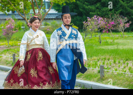 Séoul - 10 MAI : couple coréen robe Hanbok à Séoul en Corée, le 10 mai 2018. Coréen Hanbok est un vêtement traditionnel Il est caractérisé par vibreur Banque D'Images