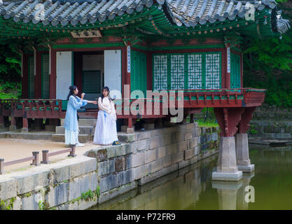 Séoul - 10 mai : les femmes coréennes portant robe Hanbok Corée à Séoul le 10 mai 2018. Coréen Hanbok est un vêtement traditionnel Il est caractérisé par vibra Banque D'Images