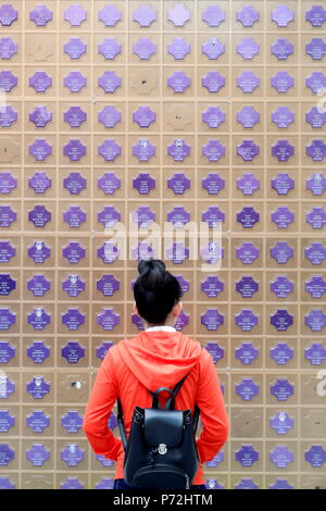 Mur du Souvenir avec les noms des morts, l'église du Sacré-Cœur de Jésus (Nha Tho Tan Dinh), Ho Chi Minh City, Vietnam, l'Indochine, l'Asie Banque D'Images