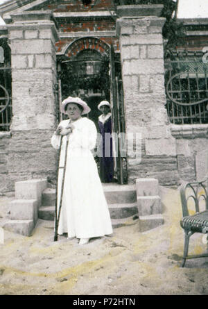 Anglais : Anna Vyrubova, meilleure amie et confidente de l'impératrice Alexandra Feodorovna, et de la grande-duchesse Tatiana Nikolaïevna de Russie le "Aïn" (Day Dream) Beach house, Mer Noire, Eupatoria. 16 mai 1916 9 Anna Vyrubova et de la Grande-Duchesse Olga Nikolaïevna de Russie Banque D'Images