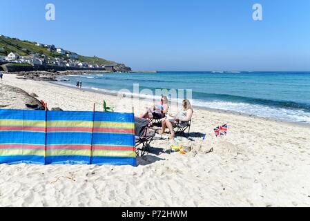 Sennen Cove et plage sur une chaude journée d'été Cornwall England UK Banque D'Images