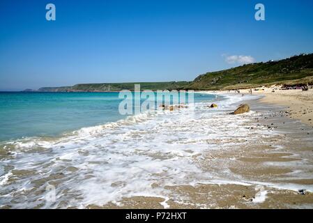 Sennen Cove et plage sur une chaude journée d'été Cornwall England UK Banque D'Images