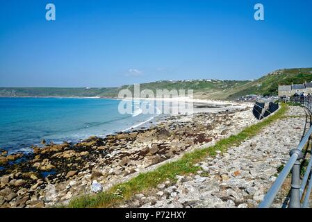 Sennen Cove et plage sur une chaude journée d'été Cornwall England UK Banque D'Images