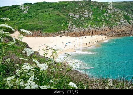 Portrait de plage de Porthcurno sur un jour étés Cornwall England UK Banque D'Images