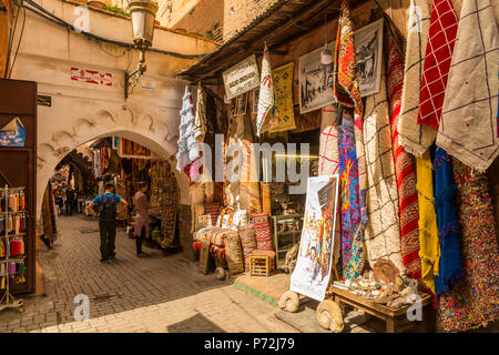 Vêtements à vendre sur le marché à Rahba Qedima, Marrakech (Marrakech), Maroc, Afrique du Nord, Afrique Banque D'Images