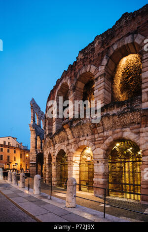 La Piazza Bra et des arènes romaines de nuit, province de Vérone, Vénétie, Italie, Europe Banque D'Images