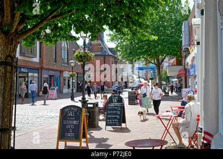 La rue sous le soleil d'été à Lewes East Sussex England UK Banque D'Images
