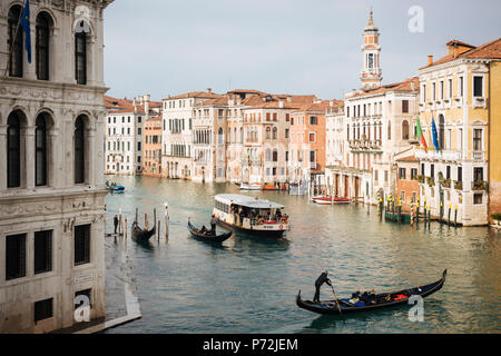 Gondoles sur le Grand Canal, Venise, UNESCO World Heritage Site, Veneto Province, l'Italie, l'Europe Banque D'Images