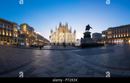 Vue de la cathédrale de Milan (Duomo), la galerie Vittorio Emanuele II et du Palazzo Reale, Milan, Lombardie, Italie, Europe Banque D'Images