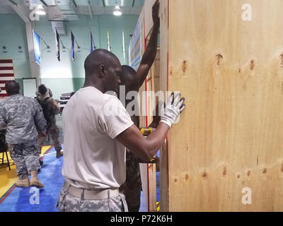 Le s.. Kareem Henley et le Sgt. Mitchell Todman, 631e compagnie du génie, 786e Bataillon de soutien logistique du combat, VING, construire le point de contrôle d'entrée pour le centre des opérations de la Leonard B. Francis Centre de préparation à Saint-Thomas, VI, 11 mai. La JOC servira de plaque tournante pour les opérations principales de la garde vigilante 17-03, un exercice d'intervention en cas de catastrophe organisé par ving et Commandement du Nord des États-Unis. Banque D'Images