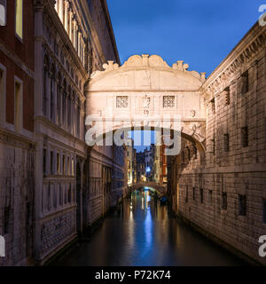 Pont des Soupirs au crépuscule, Venise, UNESCO World Heritage Site, Vénétie, Italie, Europe Banque D'Images