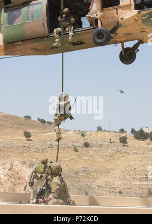 AMMAN, JORDANIE (11 mai 2017) Les membres de l'Air Force Special Operations à partir de la 23e Special Tactics Squadron de corde rapide à partir d'un hélicoptère UH-60 jordanienne au cours d'un exercice à l'appui de lion avide de 2017. Lion avide est un exercice annuel le Commandement central américain en Jordanie visant à renforcer les relations militaires entre les Etats-Unis, la Jordanie et d'autres partenaires internationaux. La nouvelle édition se compose d'environ 7 200 militaires provenant de plus de 20 nations qui permettra de répondre aux scénarios impliquant la sécurité des frontières, de commandement et de contrôle, de la cyberdéfense et de bataille mome Banque D'Images