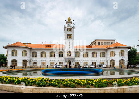 Rasht, Iran - Juin 2018 : bâtiment historique sur la place principale de Rasht, Iran. Rasht est une destination touristique populaire dans le nord de l'Iran. Banque D'Images