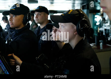 (11 mai 2017) - Marins sur le pont du porte-avions de classe Nimitz USS ABRAHAM LINCOLN (CVN 72) naviguer le bateau tandis qu'il arrive à Norfolk, Virginie. Abraham Lincoln termine avec succès un cours de quatre jours, les essais en mer après avoir terminé son ravitaillement à mi-vie et complexe de la révision. Banque D'Images