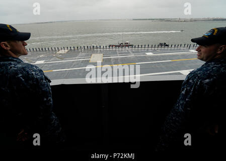 (11 mai 2017) - Les Marins homme les rails sur le pont de vol classe Nimitz porte-avions USS ABRAHAM LINCOLN (CVN 72) que le navire arrive à Norfolk, Virginie. Abraham Lincoln termine avec succès un cours de quatre jours, les essais en mer après avoir terminé son ravitaillement à mi-vie et complexe de la révision. Banque D'Images