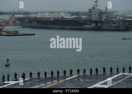 (11 mai 2017) - Les Marins homme les rails sur le pont de vol classe Nimitz porte-avions USS ABRAHAM LINCOLN (CVN 72) que le navire arrive à Norfolk, Virginie. Abraham Lincoln termine avec succès un cours de quatre jours, les essais en mer après avoir terminé son ravitaillement à mi-vie et complexe de la révision. Banque D'Images