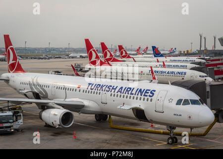 Istanbul, Turquie - Juin 2018 : Turkish Airlines sur la piste de l'aéroport Atatürk d'Istanbul. Turkish Airlines est la compagnie aérienne nationale airli Banque D'Images