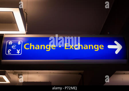 Service de Change signer à l'aéroport avec de l'argent pour le tourisme et l'icône change passager Banque D'Images