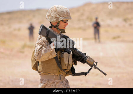 Les Marines américains avec la Compagnie de la Police militaire Alpha, 4e Bataillon de l'application de la Loi, et le 77e bataillon jordanien Marine, participer à un cours d'armes non létales et les tactiques pendant 17 Lion avide, le 11 mai 2017. Lion avide est un exercice annuel le Commandement central américain en Jordanie visant à renforcer les relations militaires entre les Etats-Unis, la Jordanie et d'autres partenaires internationaux. La nouvelle édition se compose d'environ 7 400 militaires provenant de plus de 20 nations qui permettra de répondre aux scénarios impliquant la sécurité des frontières, de commandement et de contrôle, de la cyberdéfense et homme de combat Banque D'Images