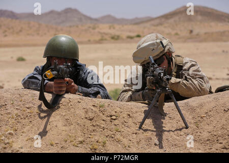 Les Marines américains avec la Compagnie de la Police militaire Alpha, 4e Bataillon de l'application de la Loi, et le 77e bataillon jordanien Marine, participer à un cours d'armes non létales et les tactiques pendant 17 Lion avide, le 11 mai 2017. Lion avide est un exercice annuel le Commandement central américain en Jordanie visant à renforcer les relations militaires entre les Etats-Unis, la Jordanie et d'autres partenaires internationaux. La nouvelle édition se compose d'environ 7 400 militaires provenant de plus de 20 nations qui permettra de répondre aux scénarios impliquant la sécurité des frontières, de commandement et de contrôle, de la cyberdéfense et homme de combat Banque D'Images