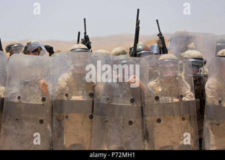 Les Marines américains avec la Compagnie de la Police militaire Alpha, 4e Bataillon de l'application de la Loi, et le 77e bataillon jordanien Marine, participer à un cours d'armes non létales et les tactiques pendant 17 Lion avide, le 11 mai 2017. Lion avide est un exercice annuel le Commandement central américain en Jordanie visant à renforcer les relations militaires entre les Etats-Unis, la Jordanie et d'autres partenaires internationaux. La nouvelle édition se compose d'environ 7 400 militaires provenant de plus de 20 nations qui permettra de répondre aux scénarios impliquant la sécurité des frontières, de commandement et de contrôle, de la cyberdéfense et homme de combat Banque D'Images