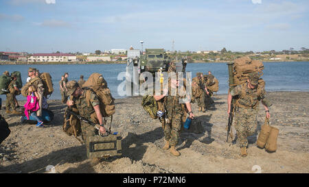 CAMP PENDLETON, en Californie (11 mai 2017) Les Marines américains avec la 11e unité expéditionnaire de marines débarquent un Landing Craft Utility (LCU) à bord de Camp Pendleton, en Californie, le 11 mai. La GUC est un engin amphibie utilisé pour transporter les troupes et l'équipement du navire au rivage. Pendant le déploiement de l'ouest du Pacifique, l'Île 16-2 Makin Groupe Amphibie/11e Marine Expeditionary Unit appuyée de multiples opérations et effectué divers exercices d'entraînement avec les militaires étrangers. Banque D'Images