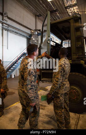 Le sergent des Marines des États-Unis. Antonio Lopez, à gauche, et Sgt. Ricardo Octave, les conducteurs de véhicules automobiles avec 2e Bataillon de soutien du transport, de la logistique de combat 2, 2e Régiment de Marine Logistics Group, examiner un camion de l'Armée norvégienne au cours d'une visite de la contribution du pays hôte dans le hangar du Bataillon Vaernes, la Norvège, le 11 mai 2017. Le soutien de la nation hôte bataillon est l'élément de soutien norvégien du Marine Corps place préalable (Norvège programme MCPP-N). MCPP-N est le réconfort à nos partenaires de l'OTAN de notre engagement à la région. Banque D'Images