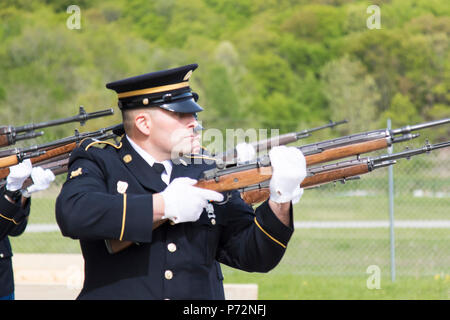 La CPS de l'armée. Stephen Drolet, un soldat dans la Garde nationale du Massachusetts, s'attaque avec un fusil pendant les 80 heures, Former les formateurs Cours spécialisé Funérailles militaires au Camp Smith Site de formation le 11 mai 2017. Douze soldats de la Garde nationale d'armée de la région du nord-est ont été choisis pour participer à la formation de deux semaines à partir de 8 au 19 mai 2017, qui vise à 'Former les formateurs' pour les membres de la garde d'honneur la possibilité de revenir en tant que niveau de l'Etat de formation des instructeurs. La formation prépare chaque soldat d'exécuter les six positions différentes dans un détail des funérailles militaires. Banque D'Images