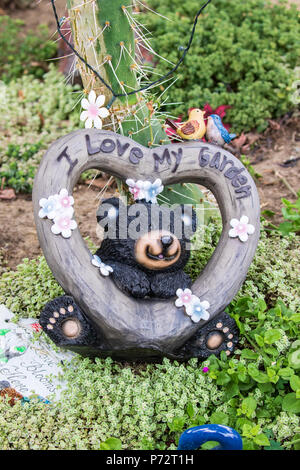 Jardin lunatique Art Décoration - Ourson avec coeur avec J'aime mon jardin inscrite dans le cœur Banque D'Images