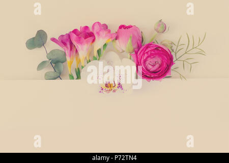Mise en page pour les cartes, fleurs de mariage, posters, enregistrez la date ou le message d'accueil design. Cadre fait d'eucalyptus feuilles et fleurs sur white Banque D'Images