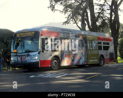 Anglais : Muni la route 46 bus à la Légion d'honneur en janvier 2018. La publicité pour l'exposition Rodin/Klimt - puis passe à la Légion d'honneur - Caractéristiques du travail 1913 Klimt la jeune fille. Prise le 6 janvier 2018 58 La route 46 Muni bus avec l'annonce de jeune fille à légion d'honneur, Janvier 2018 Banque D'Images