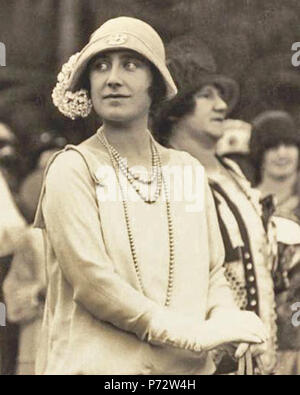Anglais : En 1927, le duc et la duchesse d'York (plus tard devenir le roi George VI et La Reine Elizabeth) s'est rendu en Australie et ont été à Brisbane pour plusieurs jours. Cette photographie a été prise par Henry Mobsby, photographe du Gouvernement du Queensland. Source : Mobsby, Collection Bibliothèque Fryer, Brisbane, Australie. 7 avril 1927 38 Elizabeth Bowes-Lyon (rognée) Banque D'Images