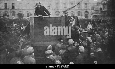 Anglais : Vladimir Lénine, président du conseil des commissaires du peuple (Premier ministre) de la RSFSR, prononce le discours pour motiver les troupes à se battre sur la guerre Soviet-Polish. Lev Kamenev, Vice-président du conseil des commissaires du peuple (vice-premier ministre) et Léon Trotsky, Commissaire du Peuple des affaires militaires et navales et le chef de conseil militaire révolutionnaire, recherchez des marches. Le discours a été livré au cours de l'offensive polonaise et Lénine a dit expressément que les revendications que les troupes polonaises ont pris plus de Kiev sont faux. Date de la photo : 5 mai 1920. L'endroit est l'outilen Banque D'Images