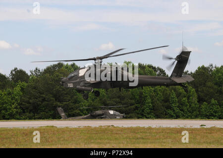 Deux hélicoptères Apache AH-64D Stagefield Ech manoeuvre de Fort Rucker, en Alabama, le 22 mai 2013 lors de la "sac" partie de la 21 semaines de cours de qualification. Au cours du "sac" partie de l'hélicoptère Apache bien sûr. Dans la phase de la formation du sac, un étudiant du cockpit windows sont complètement couvertes. L'objectif est de forcer l'élève-pilote à voler l'avion uniquement par référence à l'AH64 HMD, également connu sous le nom de casque intégré et affichage Système de visée (IHADSS). L'IHADSS fournit une lunette affichage de l'extérieur de l'avion via la télévision ou capteur thermique sur le nez de l'avion. Afin Banque D'Images