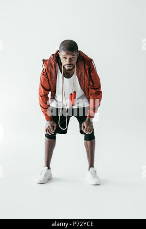 Fatigué african american sportsman avec la corde à sauter, isolated on white Banque D'Images