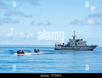 Garde-côtes des Seychelles les membres de l'équipe d'embarquement de quitter un navire cible simulé le 13 novembre 2013, au large de la côte de Port de Victoria, aux Seychelles, au cours de la phase en cours d'exercice Cutlass Express 2013. Cutlass Express est un U.S. Africa Command-parrainé, marine-led exercice visant à améliorer la coopération entre les pays participants, afin d'accroître la sûreté et la sécurité maritime au large de l'Afrique de l'Est. (DoD Banque D'Images