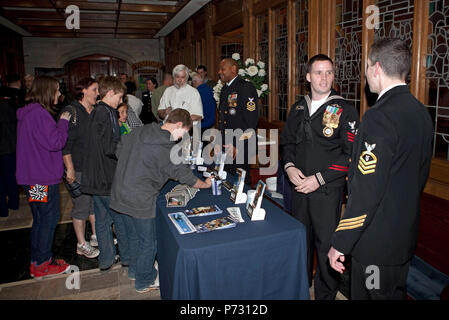 OKLAHOMA CITY (17 mars 2014) après un point de la mer concert à First Presbyterian, chef de quartier-maître Alexander se réunit avec les jeunes alors que d'autres mécènes recruteur technicien électronique 1re classe Christopher Smith s'entretient avec le chef des chantres Adam Tyler. Le point de la mer, basée à Washington et dirigée par Tyler, sont en ce moment sur un 18-day tour de six membres. L'une des principales responsabilités du groupe national tours, accroître la sensibilisation de la Marine dans des endroits qui ne vois pas la Marine canadienne à travailler sur une base régulière. Banque D'Images